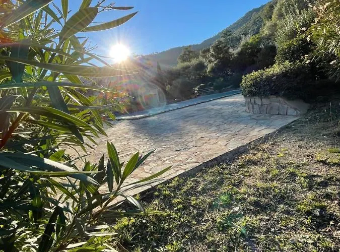 Avec Piscine Dans Un Village - Superbe Vue Montagne -5 Minutes De La