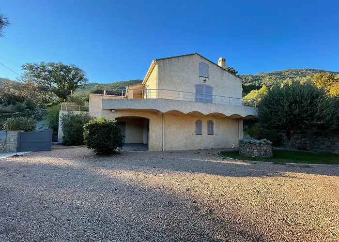 Villa Avec Piscine Dans Un Village - Superbe Vue Montagne -5 Minutes De La *