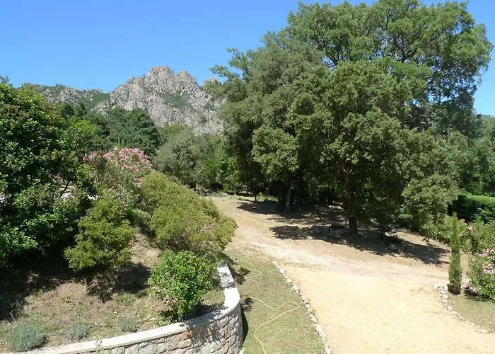 Avec Piscine Dans Un Village - Superbe Vue Montagne -5 Minutes De La Villa