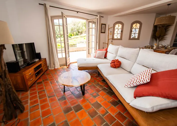 Villa Avec Piscine Dans Un Village - Superbe Vue Montagne -5 Minutes De La *