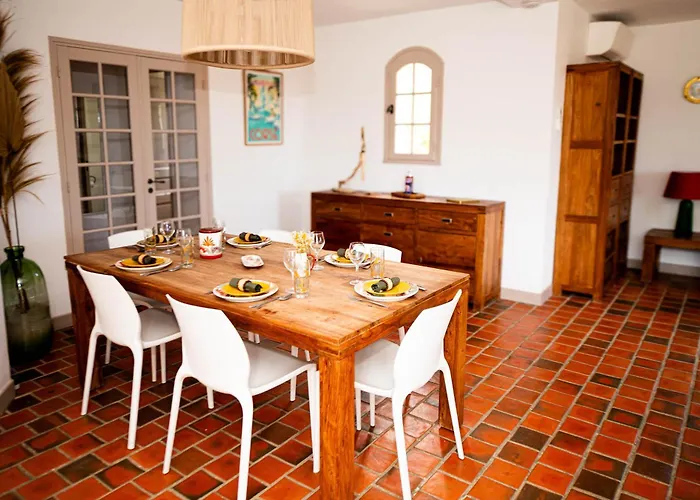 Villa Avec Piscine Dans Un Village - Superbe Vue Montagne -5 Minutes De La *