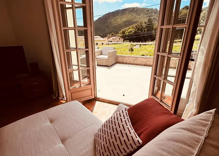 Avec Piscine Dans Un Village - Superbe Vue Montagne -5 Minutes De La Conca