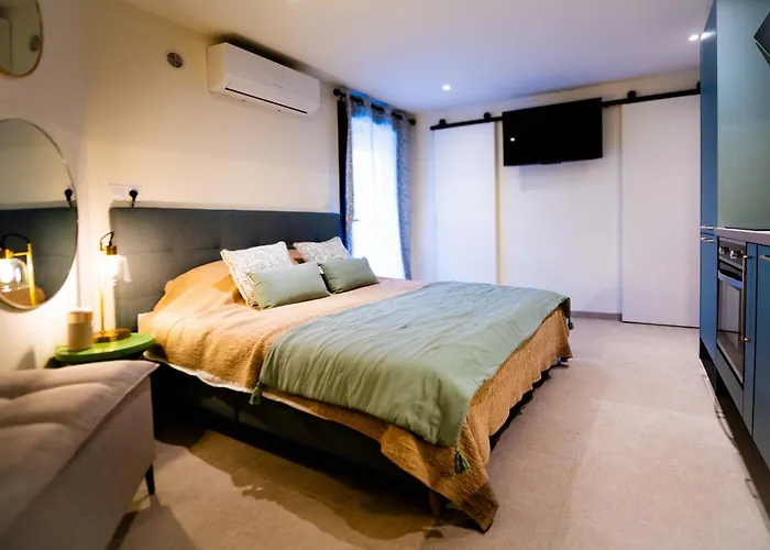 Avec Piscine Dans Un Village - Superbe Vue Montagne -5 Minutes De La *