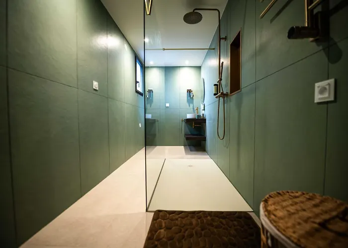 Avec Piscine Dans Un Village - Superbe Vue Montagne -5 Minutes De La Villa *